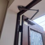 立川市 戸建てドアクローザー交換の作業写真3
