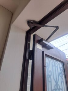 立川市 戸建てドアクローザー交換の作業写真3