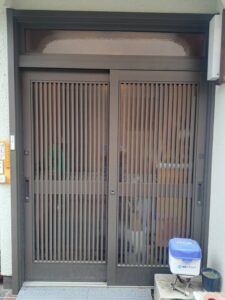 昭島市 LIXIL引戸錠前交換の作業写真1