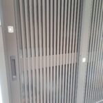 昭島市 LIXIL引戸錠前交換の作業写真2