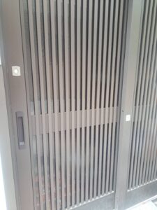 昭島市 LIXIL引戸錠前交換の作業写真2