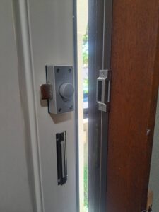 立川市 補助錠取付の作業写真2