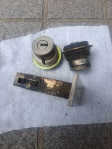 東大和市 シリンダー交換の作業写真3