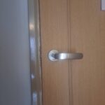 青梅市 室内浴室ドアに鍵付き錠前取り付けの作業写真2