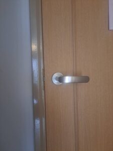 青梅市 室内浴室ドアに鍵付き錠前取り付けの作業写真2