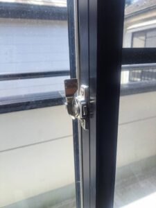 瑞穂町 クレセント錠交換の作業写真1