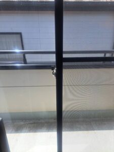 瑞穂町 クレセント錠交換の作業写真2