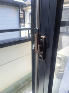 瑞穂町 クレセント錠交換の作業写真3