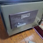 武蔵野市 マグネット金庫開錠の作業写真1