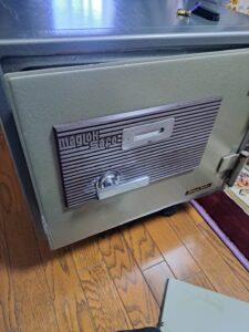 武蔵野市 マグネット金庫開錠の作業写真1