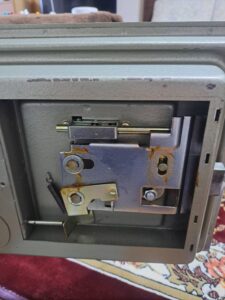 武蔵野市 マグネット金庫開錠の作業写真2