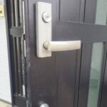 昭島市 玄関錠鍵交換の作業写真1
