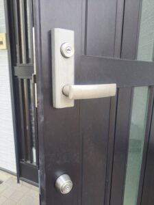 昭島市 玄関錠鍵交換の作業写真1