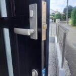 昭島市 玄関錠鍵交換の作業写真2