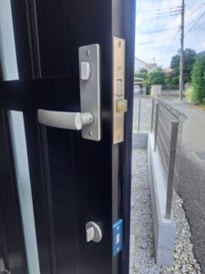 昭島市 玄関錠鍵交換の作業写真2