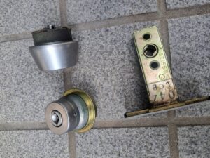 昭島市 玄関錠鍵交換の作業写真3