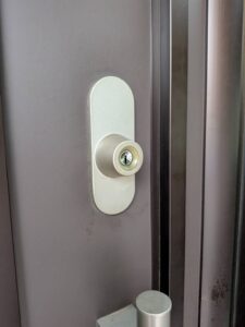 武蔵野市 玄関鍵交換の作業写真2