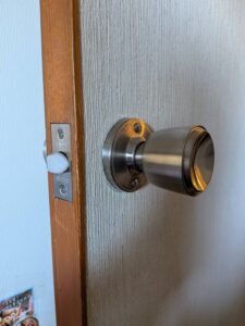 小平市 室内ドアノブ不具合解錠交換の作業写真2