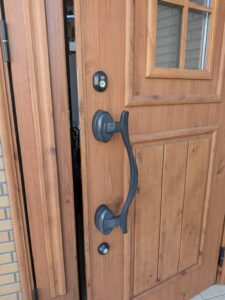 小金井市 トステム玄関ドア部品交換作業の写真2