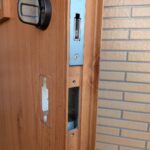 小金井市 トステム玄関ドア部品交換作業の写真1