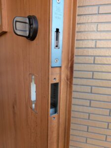 小金井市 トステム玄関ドア部品交換作業の写真1
