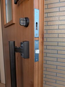 小金井市 トステム玄関ドア部品交換作業の写真3