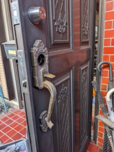 昭島市 錠前故障交換の作業写真1