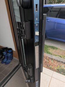 小平市 玄関ドアラッチ故障交換の作業写真1