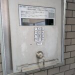 福生市 マンションエントランス共用部鍵交換の作業写真1