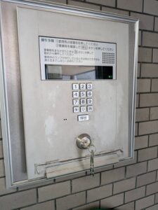 福生市 マンションエントランス共用部鍵交換の作業写真1