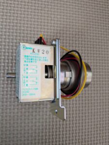 福生市 マンションエントランス共用部鍵交換の作業写真2