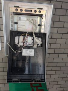福生市 マンションエントランス共用部鍵交換の作業写真3