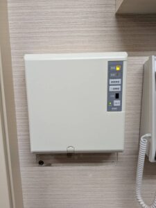 昭島市 管理人室 電気錠新規交換の作業写真2