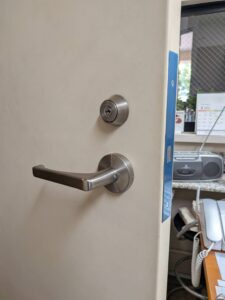 昭島市 管理人室 電気錠新規交換の作業写真3