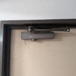 大田区 ドアクローザー交換の作業写真1