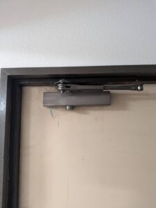 大田区 ドアクローザー交換の作業写真1