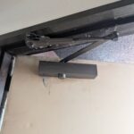 大田区 ドアクローザー交換の作業写真2