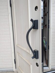 あきる野市 玄関ドア鍵交換の作業写真1