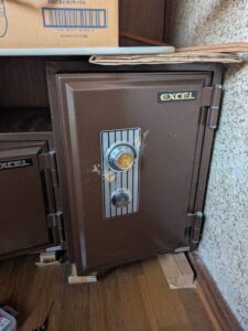 日野市 家庭用金庫解錠の作業写真1
