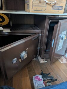日野市 家庭用金庫解錠の作業写真3