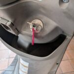 小平市 スズキ レッツ4原付バイクメットイン解錠作業の写真2