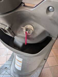 小平市 スズキ レッツ4原付バイクメットイン解錠作業の写真2