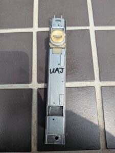 昭島市 引戸錠鍵交換の作業写真3
